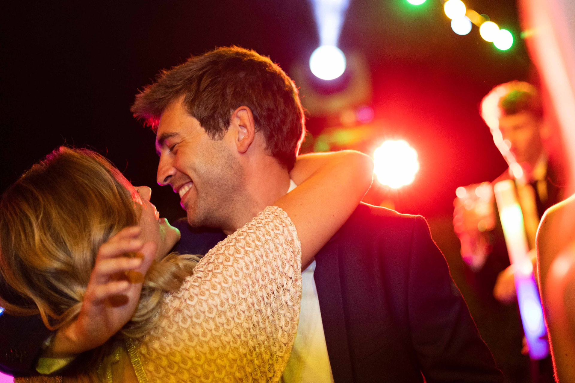 Alba y Felipe abrazados y sonriendo en una fiesta